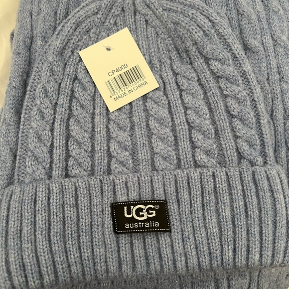 UGG hat and scarf set - Picture 3 of 3